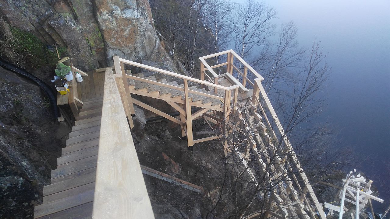 Как построить лестницу на крутом склоне с перепадом высоты более тридцати метров